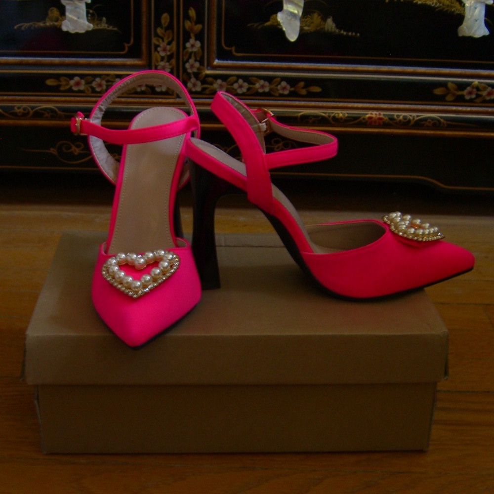 NIB SHEIN HOT PINK HEART & RHINESTONE DECOR ANKLE STRAP PUMPS SHOES CN38 US7 - Picture 2 of 7